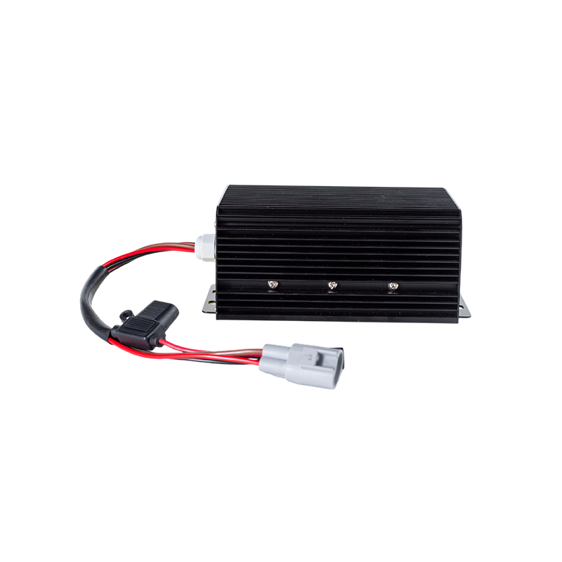 উচ্চ দক্ষতা স্থিতিশীল আউটপুট IP65 ডাস্টপ্রুফ তেল প্রতিরোধী DC80V ওয়াইড ইনপুট ফর্কলিফ্ট যানবাহন DC-DC ভোল্টেজ স্টেপ ডাউন মডিউল